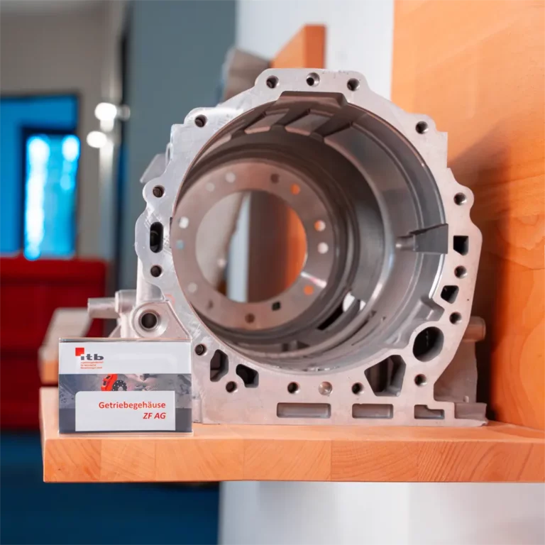Aluminium-Getriebegehäuse der ZF AG als ITB-Referenzbauteil im Büro ausgestellt