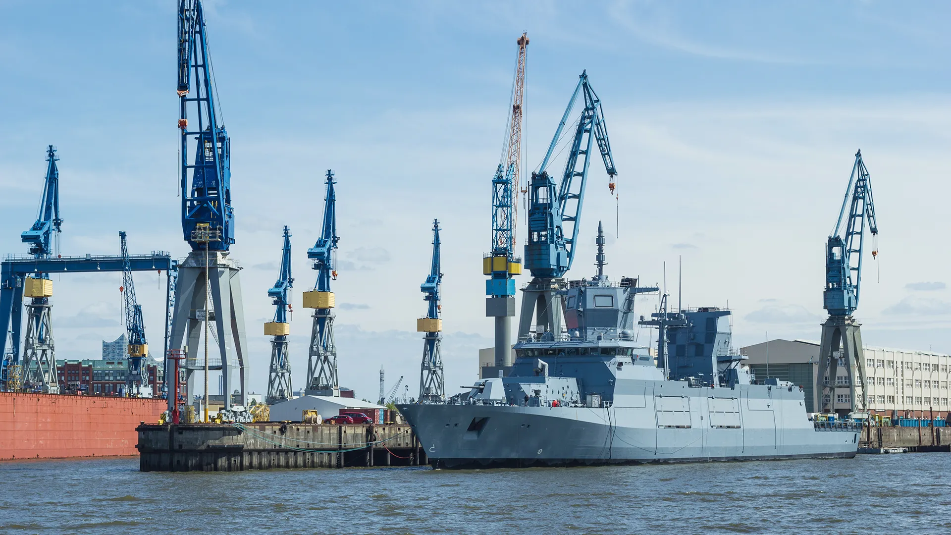 Marineschiff im Trockendock mit Hafenkränen – FEM-Berechnung für Defence und Schiffbau