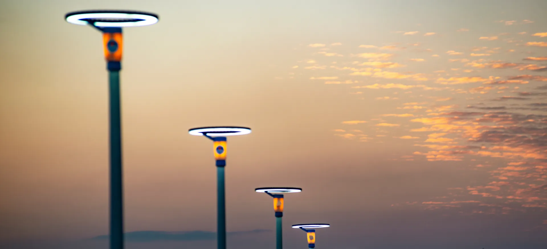 futuristische Straßenlaternen im Abendlicht