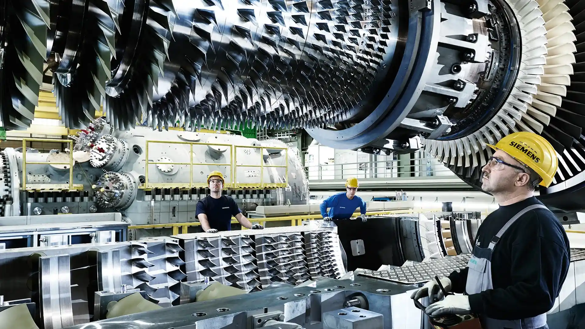 Siemens-Techniker bei der Montage einer Industriegasturbine – Schaufelkranz in der Fertigung
