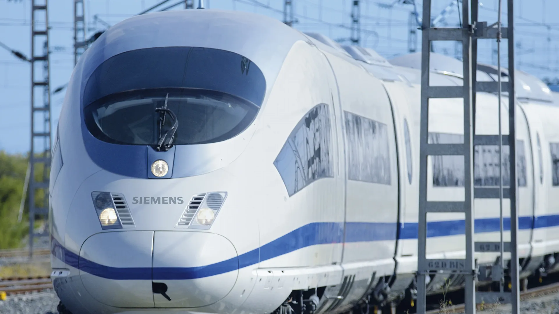 Siemens Velaro Hochgeschwindigkeitszug auf Bahnstrecke – Frontansicht in weiß-blauem Design