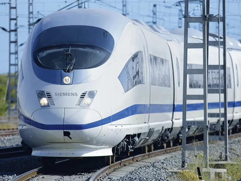 Siemens Velaro Hochgeschwindigkeitszug auf Bahnstrecke – Frontansicht in weiß-blauem Design